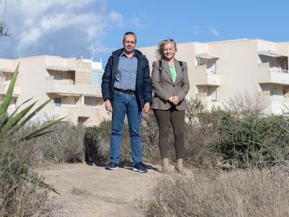 Javier Cádiz y Rocío Quero, que reside en las viviendas que de detrás, son integrantes de la asociación No al Dreambeach en El Toyo, que se celebrará entre el 1 y el 4 de agosto.