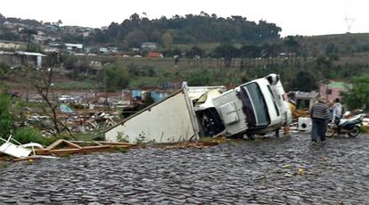 Duas pessoas morreram e cerca de 60 fiaram feridas após a passagem de um tornado na tarde da segunda-feira. 