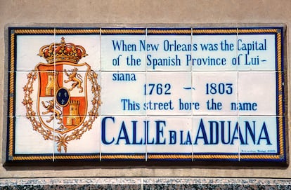 Una placa señala la antigua calle de la Aduana, cuando Nueva Orleans era la capital de la provincia española de Luisiana.