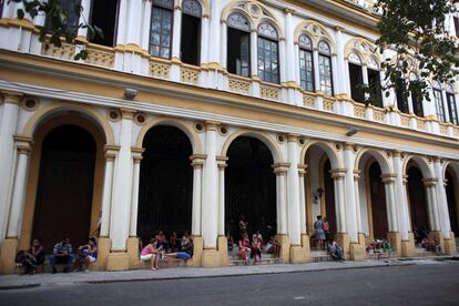 Familiares esperan la salida de los alumnos en el exterior de la Escuela Nacional de Ballet de Cuba, en La Habana.