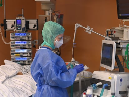 Una trabajadora sanitaria en la UCI para pacientes con covid de un hospital en Gauting (Baviera), el 2 de enero.