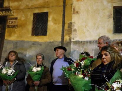 Familiares de los asesinados en el atentado contra el bar Aldana, en Alonsotegi, durante la ofrenda floral celebrada este lunes.