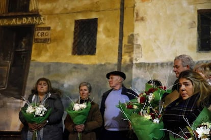 Familiares de los asesinados en el atentado contra el bar Aldana, en Alonsotegi, durante la ofrenda floral celebrada este lunes.