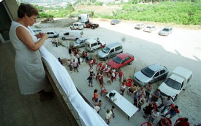 Una mujer que ocupó su piso en Callosa d'En Sarrià observa a los afectados concentrados en la calle.