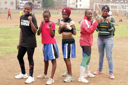 Una parte del equipo de Box Girls posa después de una de sus sesiones diarias de entrenamiento, en un descampado del deprimido barrio de Kariobangui Norte, en Kenia.