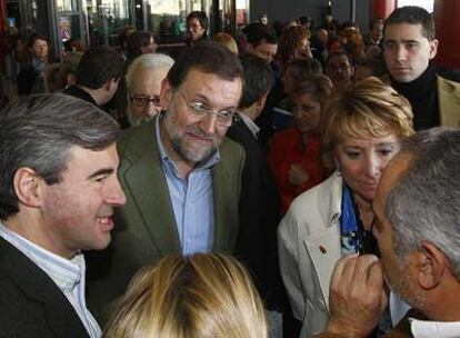 De izquierda a derecha, Acebes, Rajoy y Aguirre conversan con asistentes a la Conferencia de Educación.