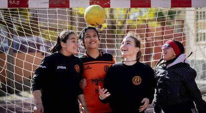 De izquierda a derecha, Isabel, Bárbara, Lorena y Samara, del equipo de fútbol femenino del IES Conde de Orgaz.