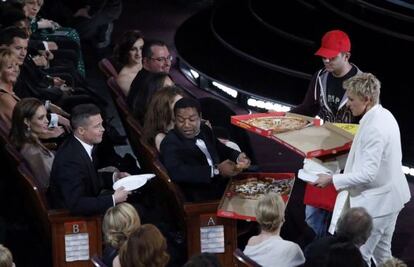 Ellen DeGeneres reparte &#039;pizza&#039; a, entre otros, Brad Pitt, Chiwetel Ejiofor y Meryl Streep (de espaldas, de blanco).