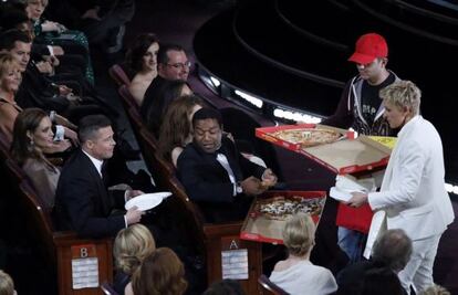 Ellen DeGeneres reparte 'pizza' a, entre otros, Brad Pitt, Chiwetel Ejiofor y Meryl Streep (de espaldas, de blanco).