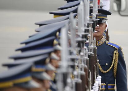 La Guardia de honor de Filipinas permanece a la espera de la llegada del primer ministro de Malasia Najib Razak, en el aeropuerto internacional de Manila (Filipinas).
