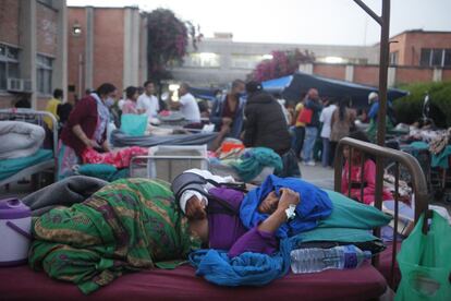 Algunos de los heridos por el terremoto están siendo atendidos en el Teaching Hospital de Katmandú, Nepal.