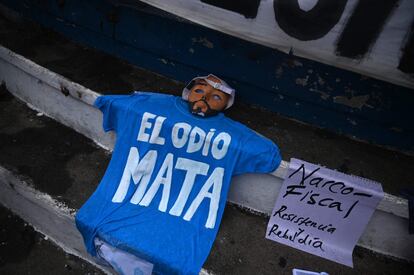 Una careta con la imagen del presidente Bukele y una camiseta con la frase "El odio mata", durante la protesta de este domingo en San Salvador.