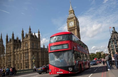 Un autobus de Go-Ahead cruza el puente de Westminster en Londres.