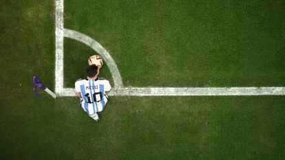 Messi, en un saque de esquina durante el partido de semifinales contra Croacia.
