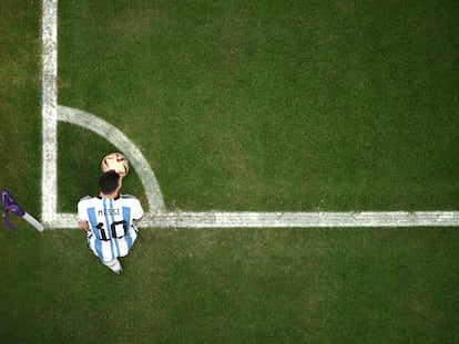 Messi, en un saque de esquina durante el partido de semifinales contra Croacia.