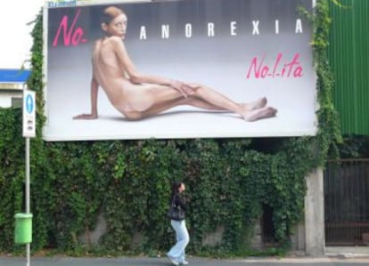 Isabelle Caro, model anorèxica que apareixia en la campanya publicitària de la firma de roba italiana Nolita, amb fotografia d'Oliverio Toscani.