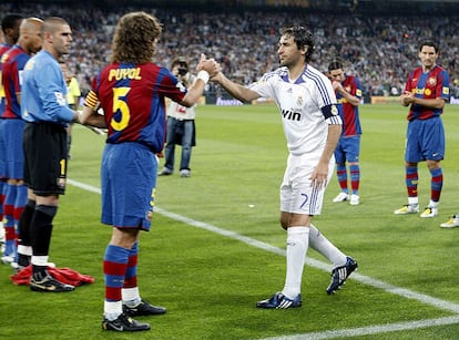 El capitán del Barcelona, Carles Puyol, saluda al capitán del Real Madrid Raúl González, en presencia de Valdés, Zambrotta y Messi, durante el pasillo de honor que los azulgrana hicieron a los madridistas por la consecución del título de Liga en 2008, antes del inicio del partido de Liga que terminó con victoria blanca: Real Madrid, 4-Barcelona, 1.