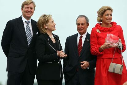 Con un look muy Jackie Kennedy y reminiscencias a los 60, la argentina apostó en 2009 por un traje de corte retro y tocado durante el aniversario que conmemora la llegada de los holandeses a Nueva York. Le acompañaban su marido, Hillary Clinton y el alcalde de la ciudad, Michael Bloomberg.