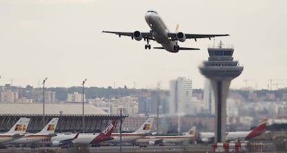 Un avi&oacute;n despega en el aeropuerto de Barajas.