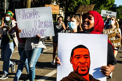 Personas protestan contra la muerte de George Floyd, el 5 de junio de 2020 en Minneapolis, Minnesota (EE UU).