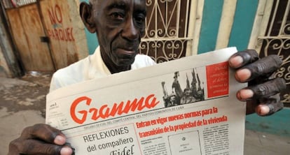 Un cubano sujeta un ejemplar de &#039;Granma&#039;.