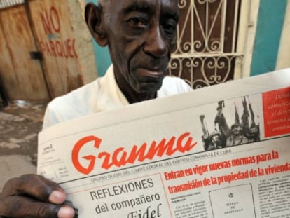 Un cubano sujeta un ejemplar de &#039;Granma&#039;.