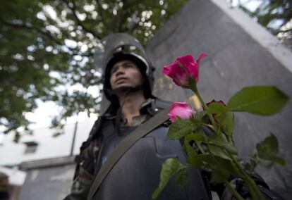 Un soldado tailandés hace guardia en Bangkok durante la ley marcial decretada en el país tras meses de protestas contra el gobierno. 27 de mayo de 2014.