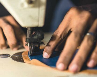 Un momento del proceso de fabricación de las alpargatas, que se confeccionan de forma artesanal.