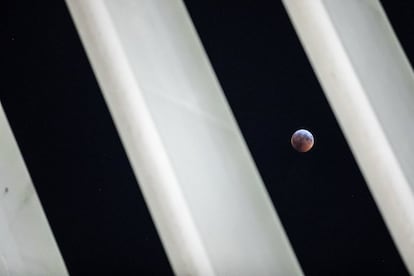 Eclipse lunar sobre a cidade de Nova York (EUA).