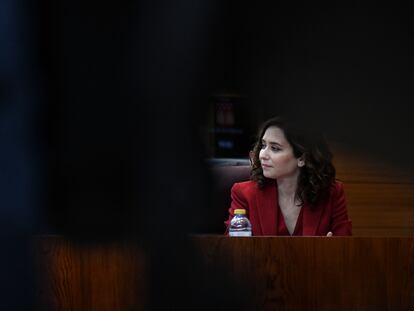 La presidenta de la Comunidad de Madrid, Isabel Díaz Ayuso, durante el pleno en la Asamblea de Madrid, este jueves.