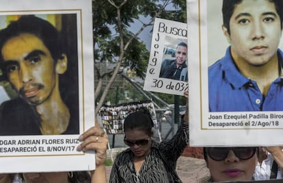 Familiares de personas desparecidas protestando a las afueras del Instituto Jalisciense de ciencias forenses.