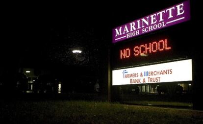 Entrada del instituto de la localidad de Marinette, donde se han cortado las clases tras un secuestro.