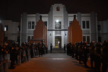 policía peruana hacen guardia afuera de la Prefectura de Lima, donde Pedro Castillo pasa la noche del miércoles detenido