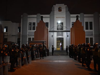 policía peruana hacen guardia afuera de la Prefectura de Lima, donde Pedro Castillo pasa la noche del miércoles detenido