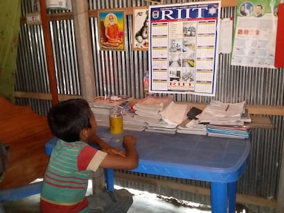 El tiempo de formación de los niños se ha reducido en un 80% desde el inicio de la pandemia en este país. Esta es la mesa de trabajo y lectura de Mohanta. Comienza todos los días con la misma actividad, el estudio. No sabe cuándo ni cómo recuperará su antigua vida, por ello, la cruz en el calendario de la pared le sirve para contar los días que va dejando atrás y poder sentirse así más cerca de la vida que tenía antes.