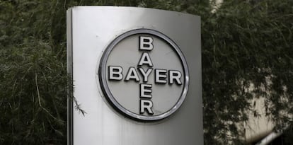 Logo de Bayer en unas instalaciones del gigante qu&iacute;mico y farmac&eacute;utico.