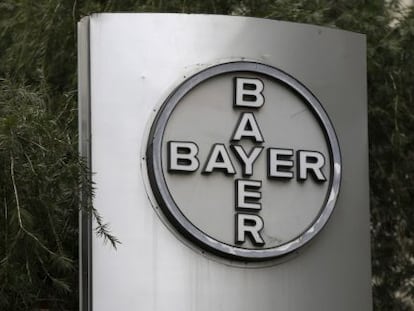 Logo de Bayer en unas instalaciones del gigante qu&iacute;mico y farmac&eacute;utico.