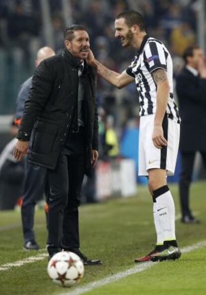 Simeone bromea con Bonucci