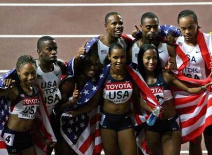 Los campeones de los 4x100 metros:  De izquierda a derecha: Allyson Felix, LeeRoy Dixon, Lauryn Williams, Torri Edwards, Darvis Patton, Mikele Barber, Tyson Gay y  Wallace Spearmon.
