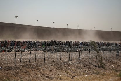 Centenares de migrantes se agolpan en la valla fronteriza en Ciudad Juárez (México), este martes. 