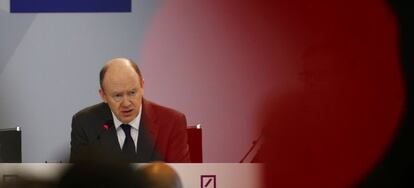 El consejero delegado de Deutsche Bank, John Cryan , durante la presentaci&oacute;n de resultados.