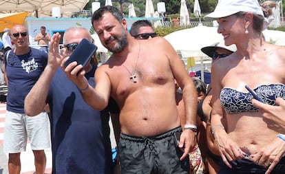 Salvini, en una playa de Taormina.