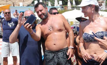 Salvini, numa praia de Taormina.