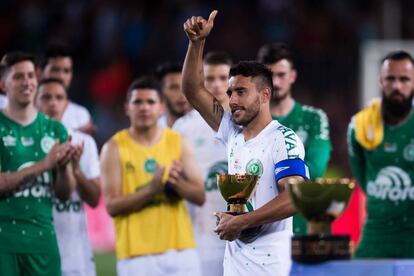 Alan Ruschel, da Chapecoense, com o troféu de segundo colocado.