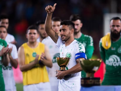 Alan Ruschel, da Chapecoense, com o troféu de segundo colocado.