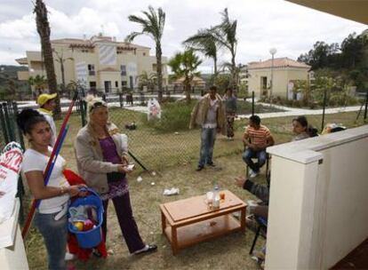 Una de las familias que han ocupado la urbanización Golden Hills de Mijas.