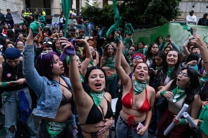 Frente al edificio de la Corte Constitucional, con una fiesta verde, recordaron la importancia del avance histrico que el 21 de febrero del a?o pasado favoreci a las mujeres y personas gestantes.