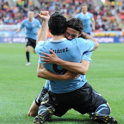 Suárez se abraza con Cavani tras marcar el primer gol de Uruguay.