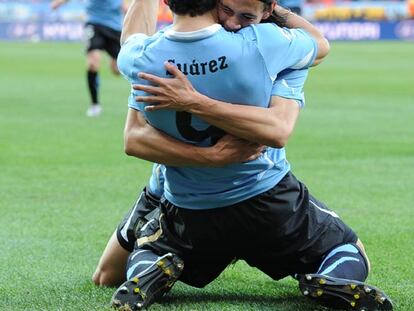 Suárez se abraza con Cavani tras marcar el primer gol de Uruguay.