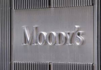 Imágen corporativa de Moody's en las oficinas centrales de la agencia, en Nueva York (Estados Unidos). EFE/Archivo